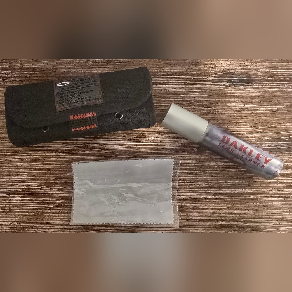 OAKLEY- Sunglass Kit (Cleaner, Cloth, Case)